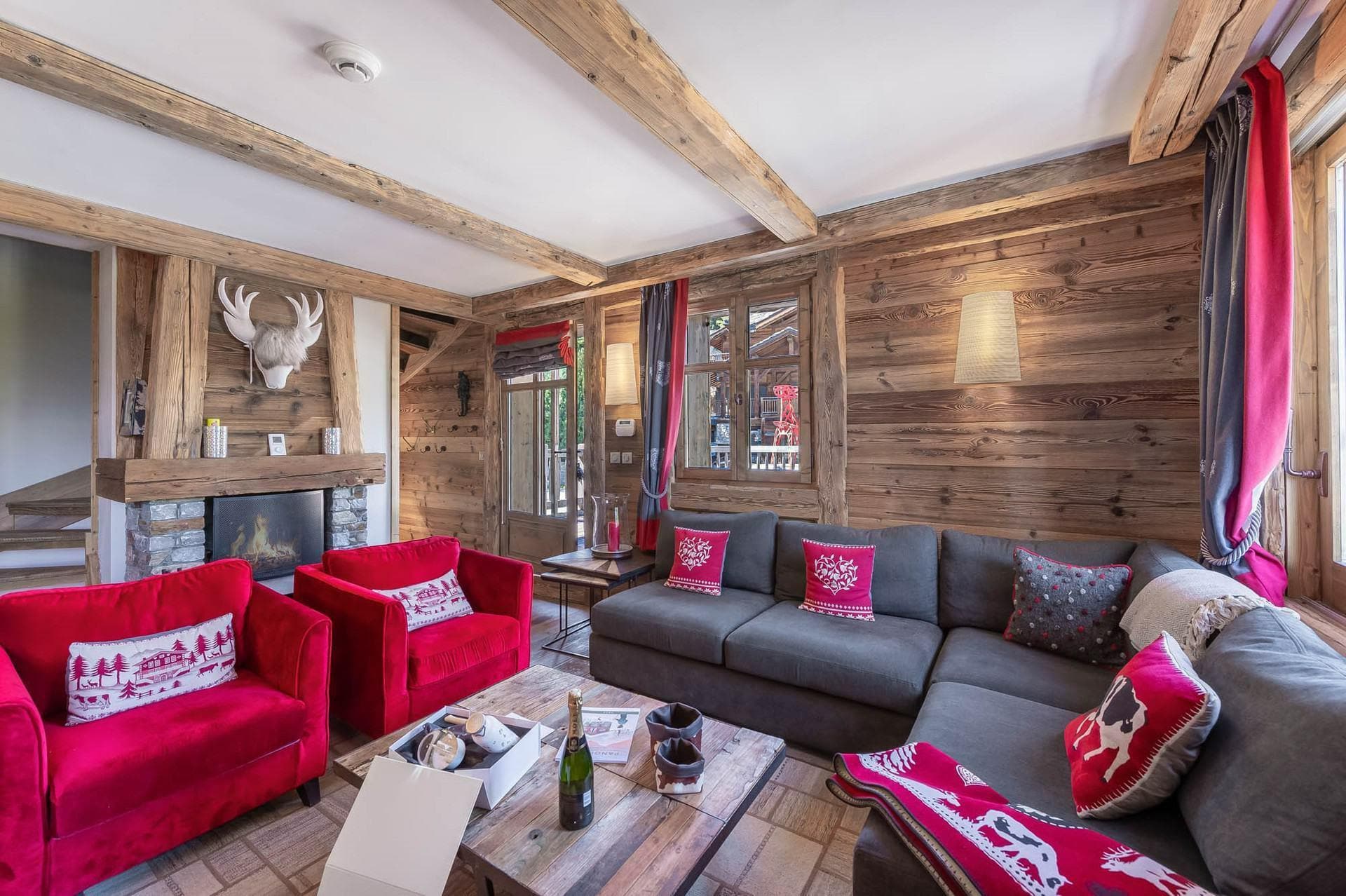 Chalet Ajacour — Elegant interior — photo 2 of 15
