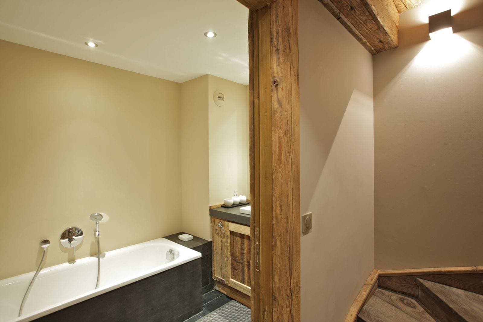 Chalet Ajacour — Bathroom — photo 7 of 15