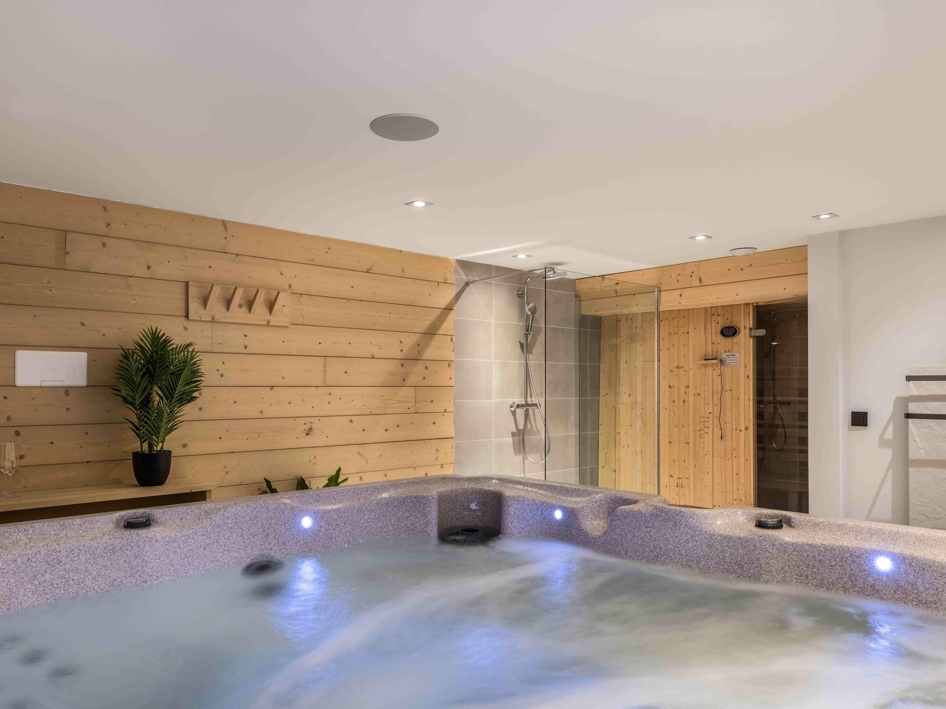 Chalet Casse Noisette — Luxury bedroom — photo 6 of 21