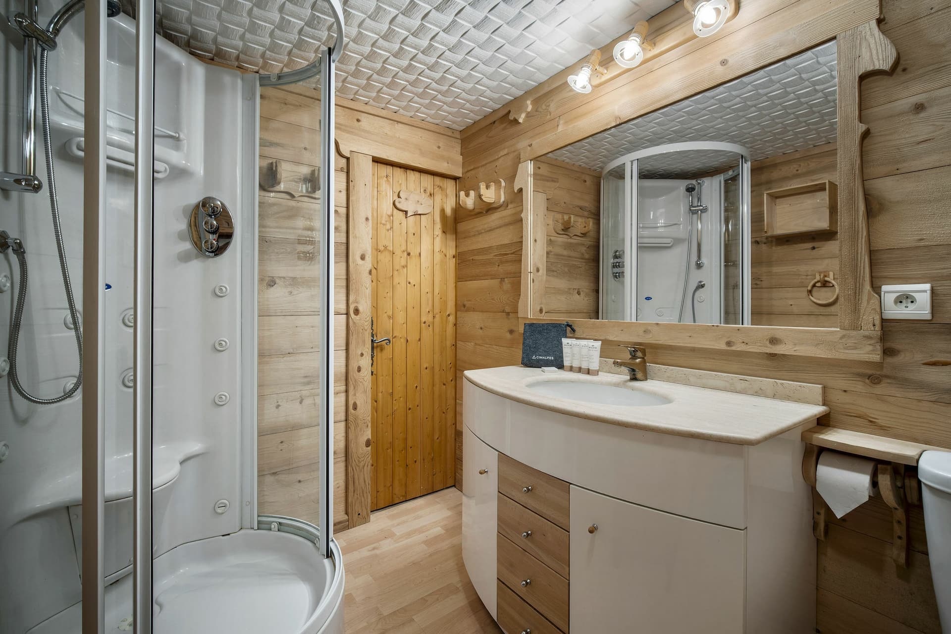 Chalet L'Ecureuil sur le toit — Salle de bain — photo 7 sur 16