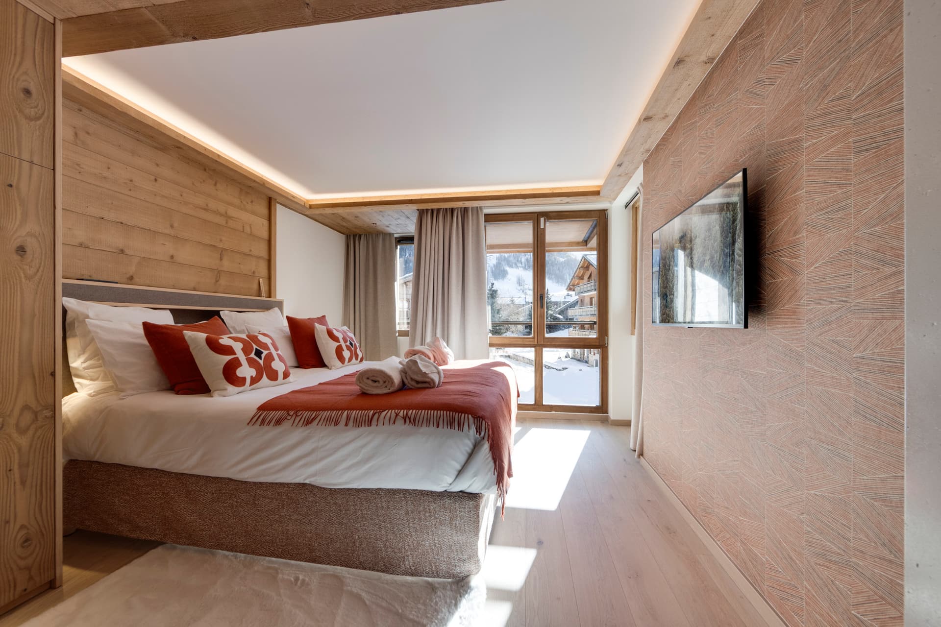 Appartement Ecrin A202 — Luxury bedroom — photo 6 of 15