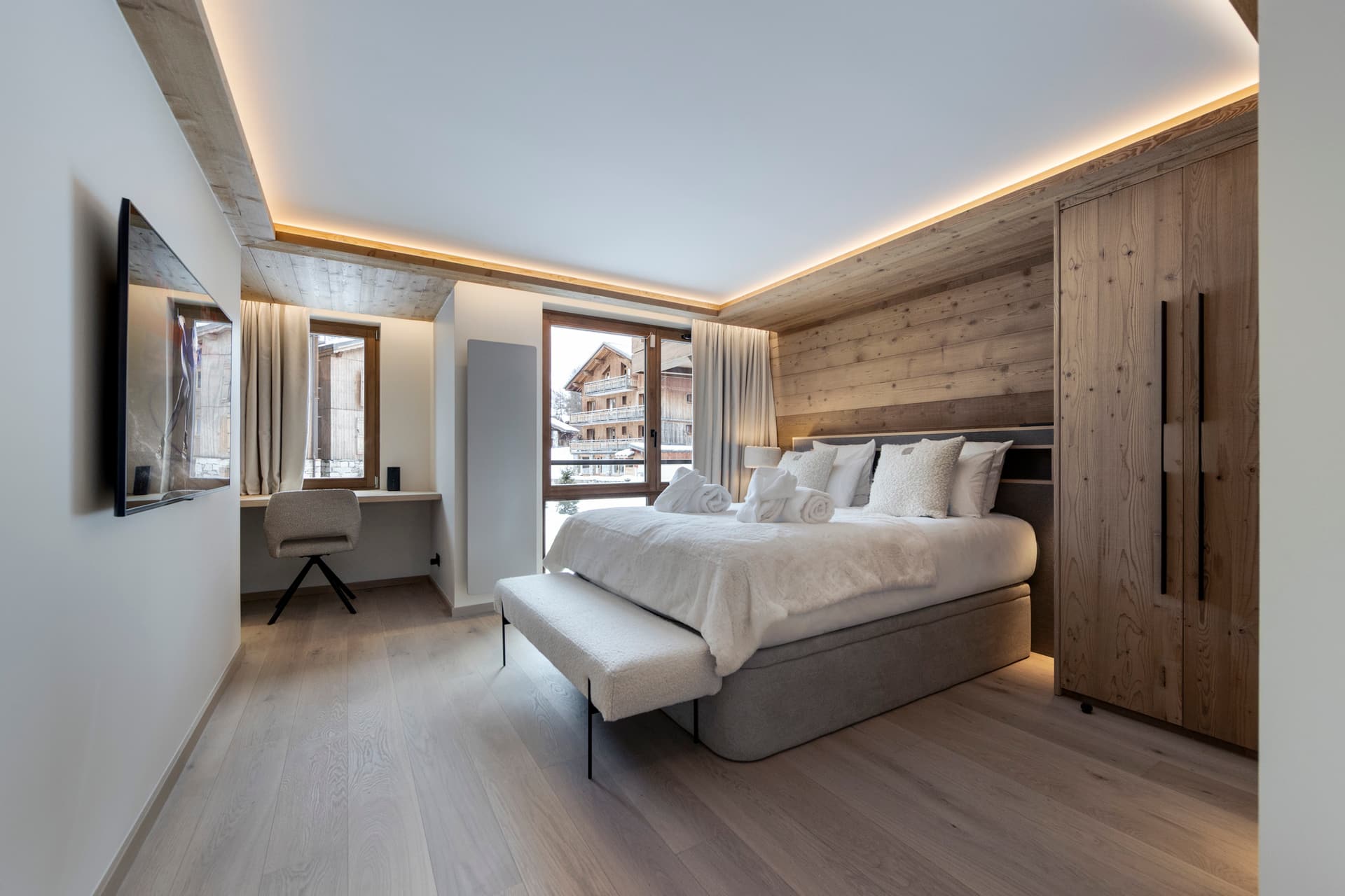 Appartement Ecrin A104 — Luxury bedroom — photo 6 of 17