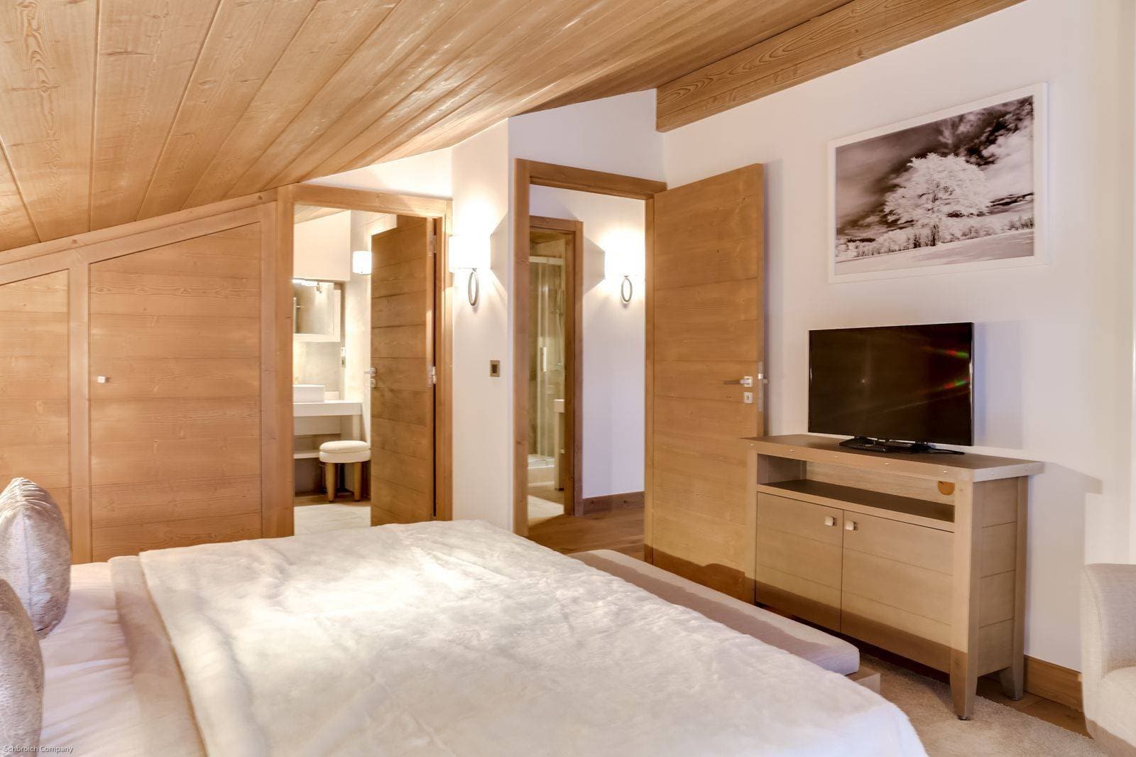 Appartement Carré Blanc 241 — Luxury bedroom — photo 6 of 14