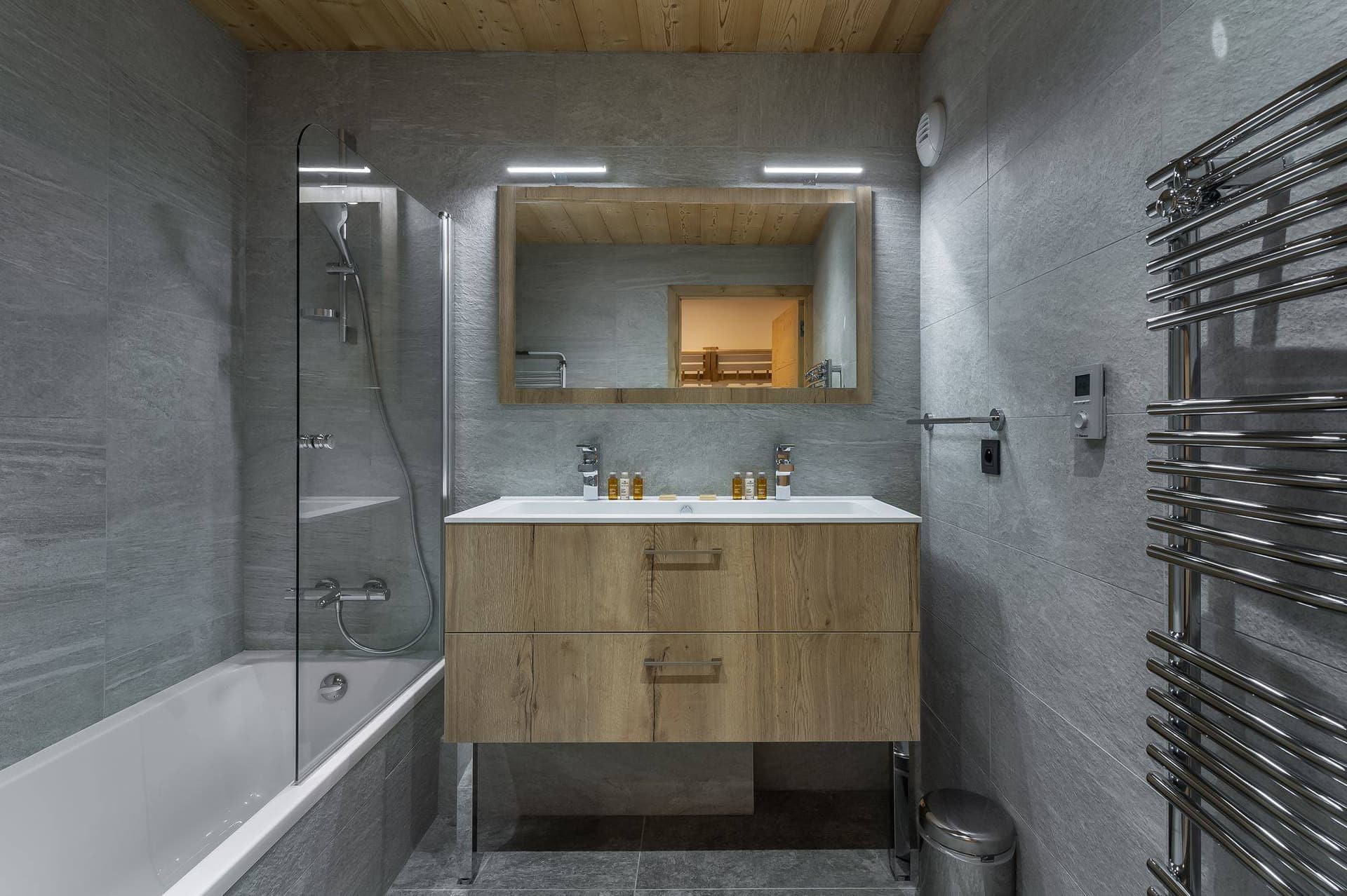 Appartement Chantemerle 101 — Bathroom — photo 7 of 10