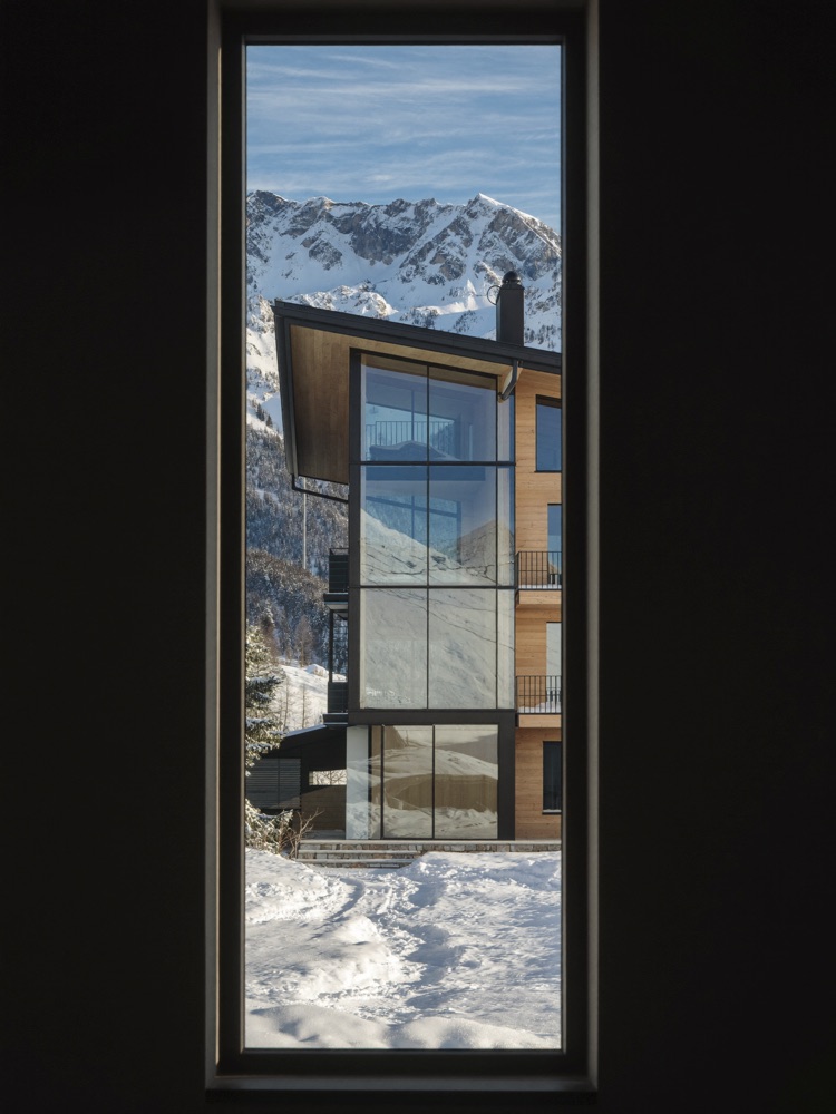 Intérieur contemporain d'un chalet alpin, mélange de bois ancien et de lignes modernes