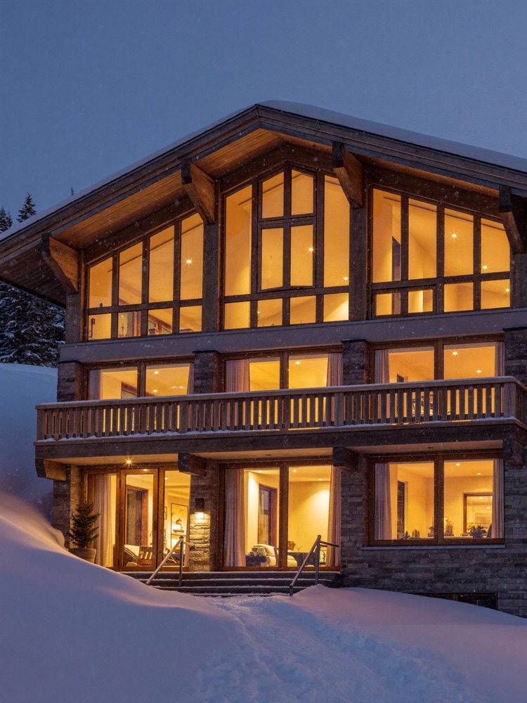 Chalet de luxe ski-in ski-out à Courchevel 1850 avec terrasse face aux pistes enneigées