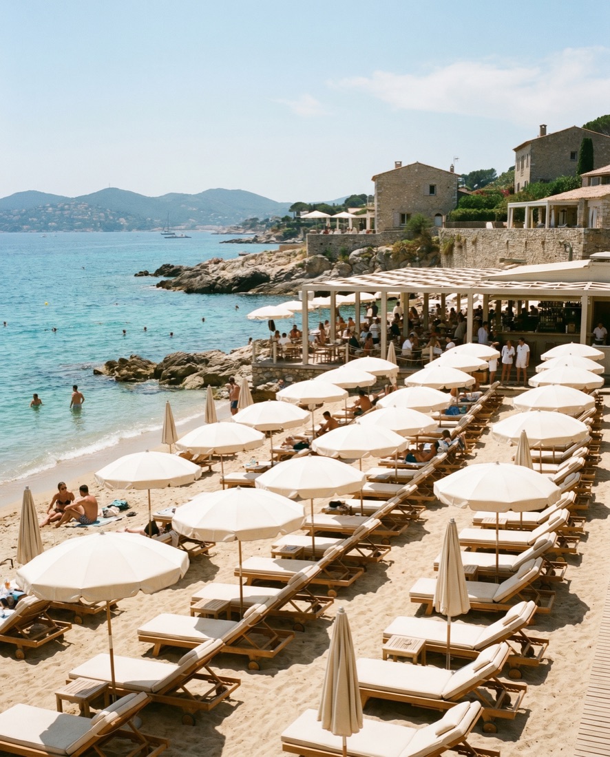 Plage de Pampelonne à Saint-Tropez au petit matin, sable fin et eau turquoise