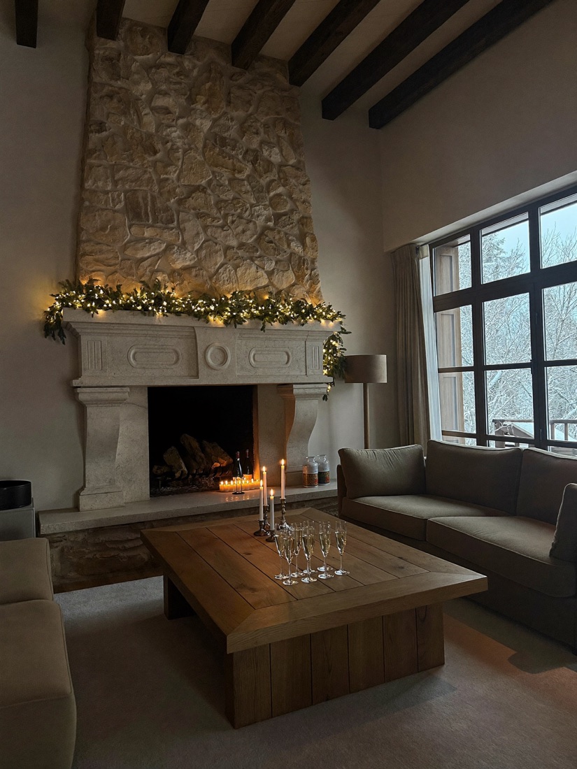Chalet de luxe illuminé à Courchevel pour le Nouvel An sous la neige