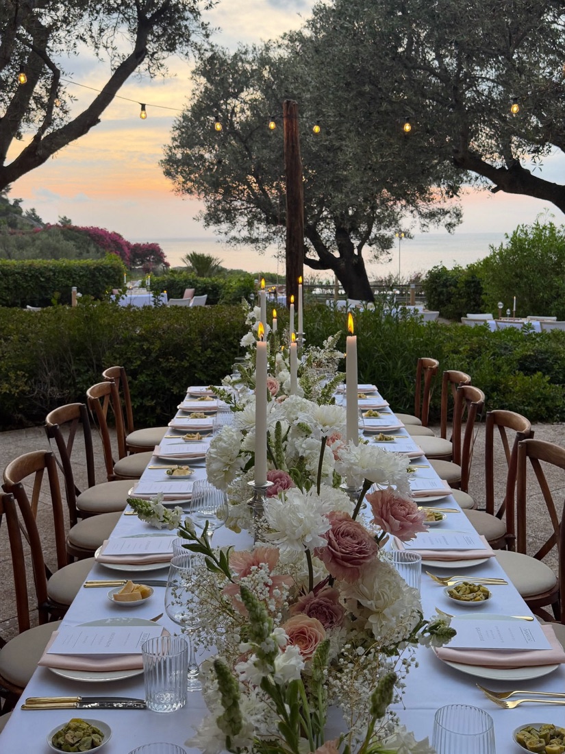 Table de mariage dressée au coucher du soleil dans une villa avec piscine à Saint-Tropez
