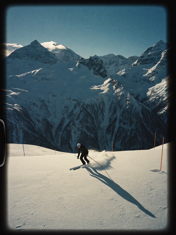 Paysage enneigé au-dessus de Courchevel, traces de ski dans la poudreuse vierge